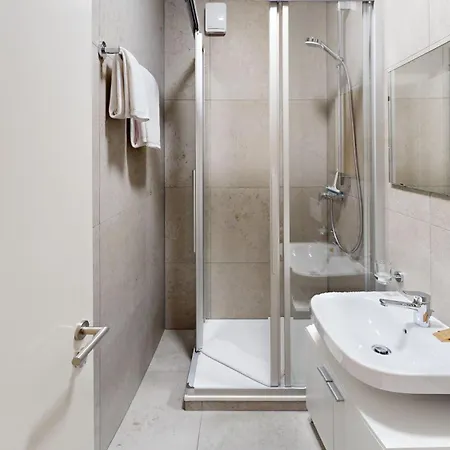 Apartment Center Apartments, Minutes Away From The Lake! Am53