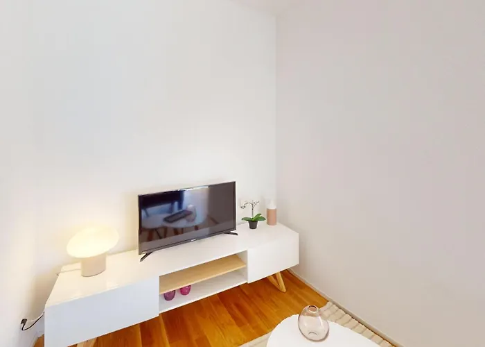 Center Apartments, Minutes Away From The Lake! Am53